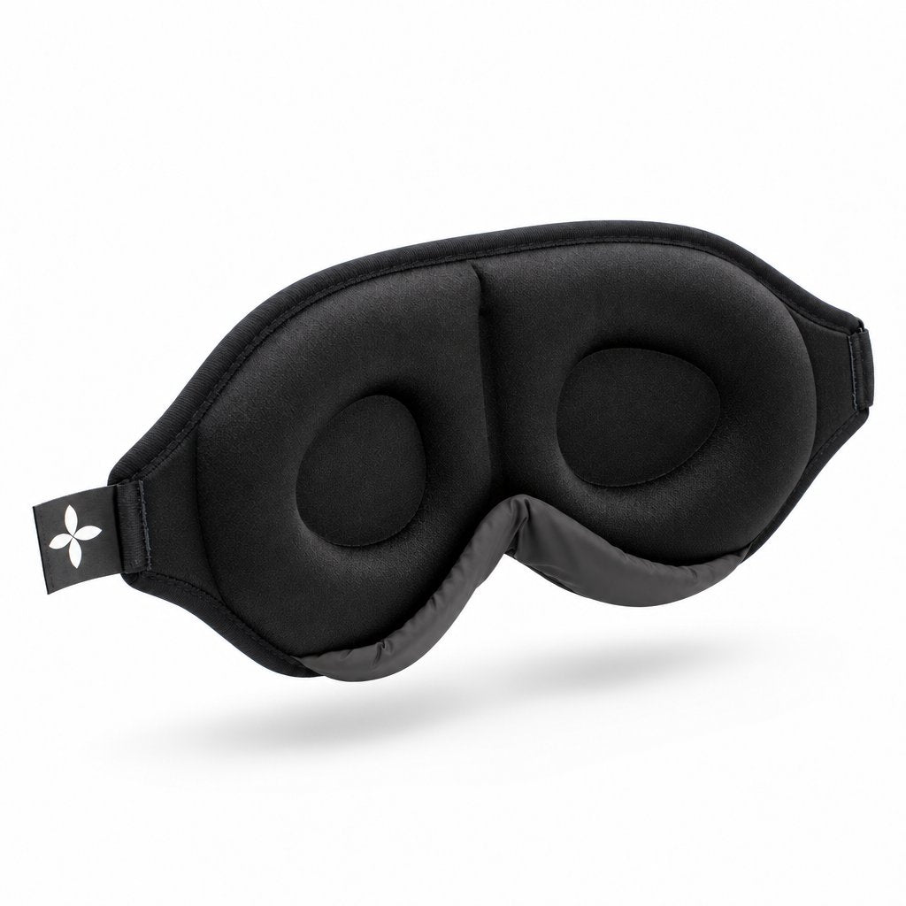 Innenseite der schwarzen Schlafmaske Deluxe mit zwei vertieften Augenbereichen und weich gepolstertem Rand vor weißem Hintergrund.